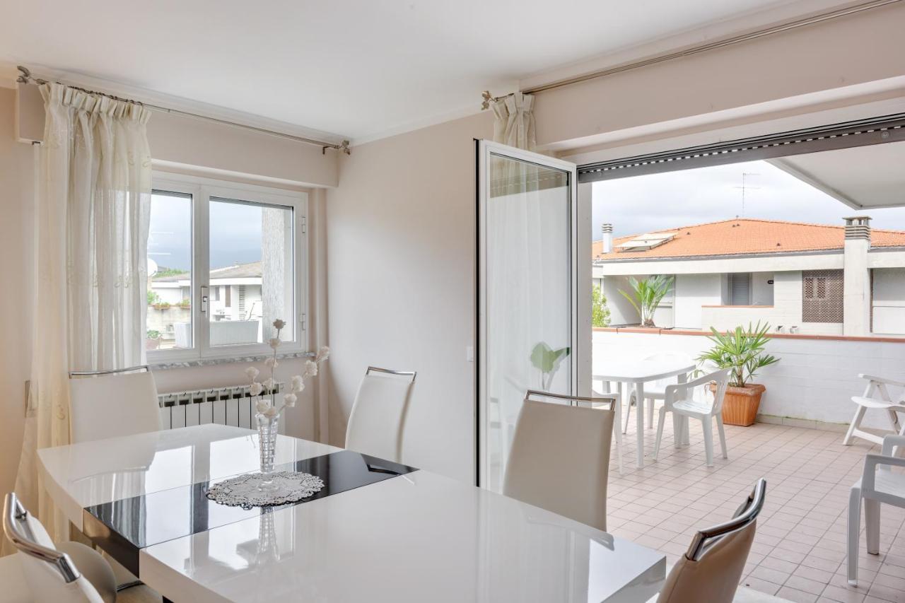 Luni Mare Bright Terrace Flat With Parking Lejlighed Marinella di Sarzana Eksteriør billede